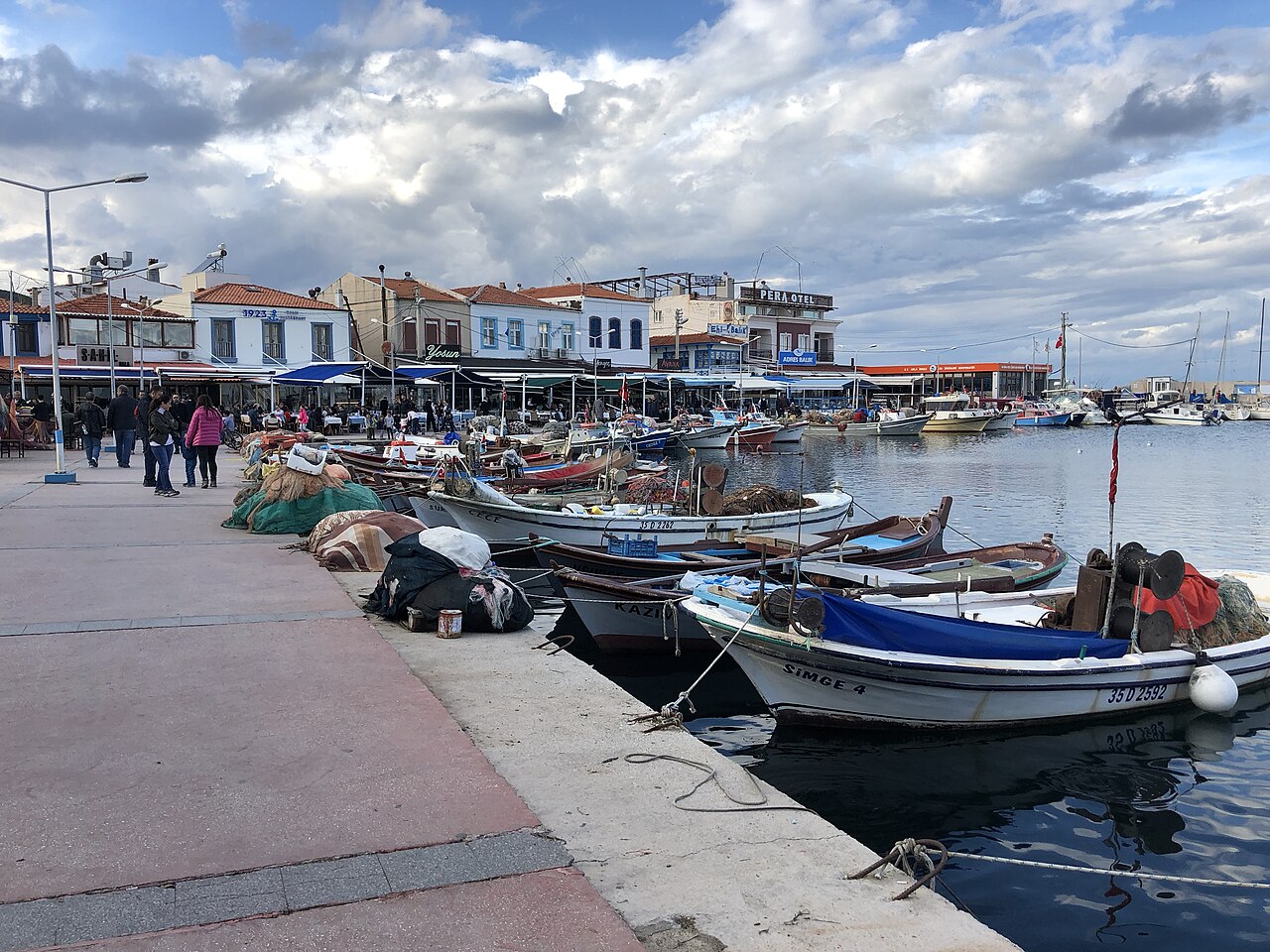 Urla İskele kıyısı ve tekneler